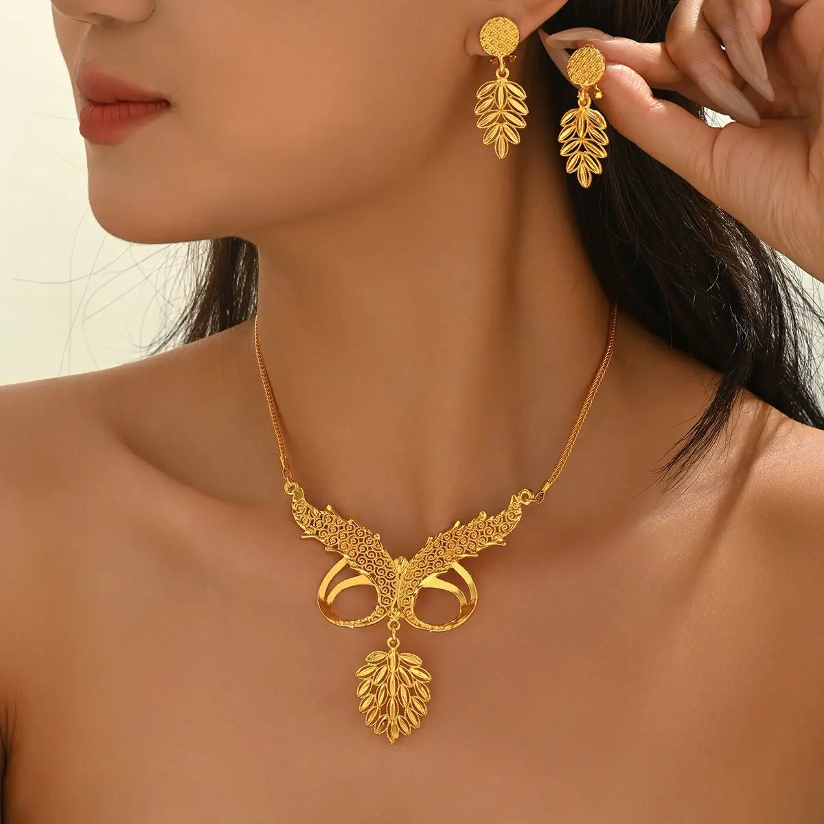 New Dubai Fashion 24K Gold Plated Necklace Earrings Exquisite Engagement Party Jewelry Set for Lovers
New Dubai Fashion 24K Gold Plated Necklace Earrings Exquisite Engagement Party Jewelry Set for Lovers
