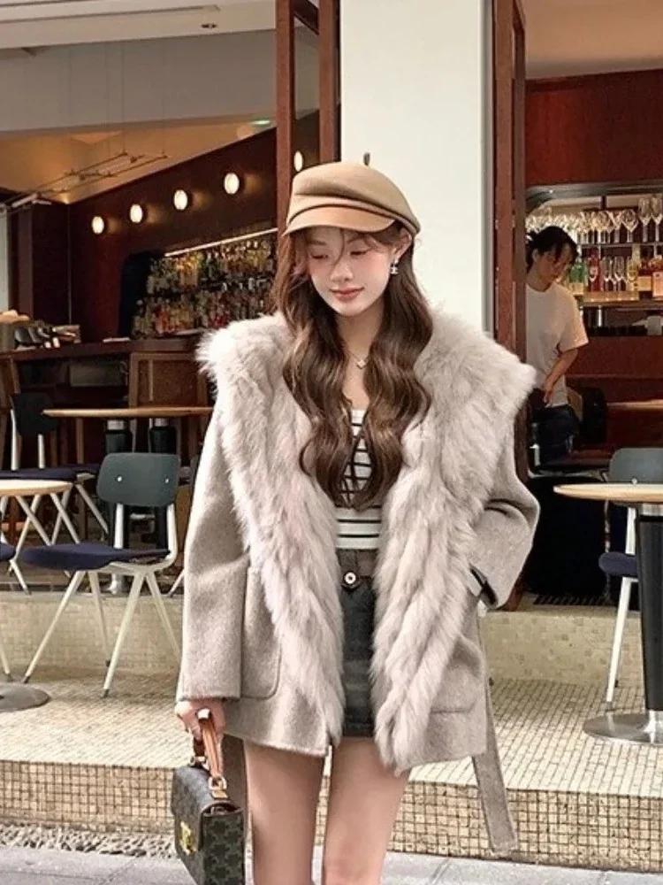 2025 женский пояс с капюшоном, жилет с подкладкой из натурального лисьего меха, шерстяное пальто, новая осенне-зимняя одежда, женская толстая теплая кашемировая шерстяная куртка
2025 женский пояс с капюшоном, жилет с подкладкой из натурального лисьего меха, шерстяное пальто, новая осенне-зимняя одежда, женская толстая теплая кашемировая шерстяная куртка