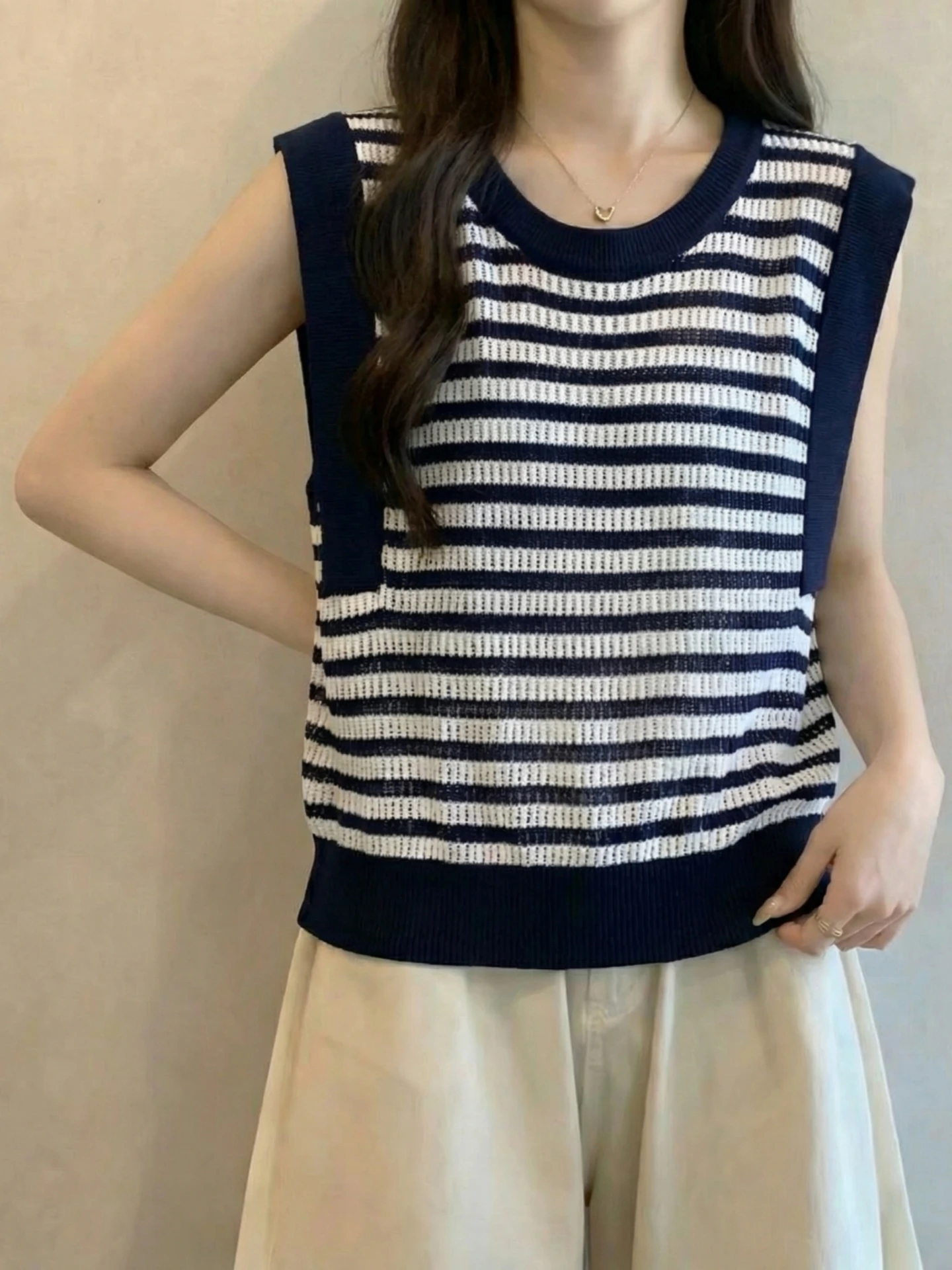 Women's Knitted Ice Silk Vest Summer 2026 Loose Fit Short Sleeveless Base Shirt Korean Style Commute Stripe Pattern
Women's Knitted Ice Silk Vest Summer 2026 Loose Fit Short Sleeveless Base Shirt Korean Style Commute Stripe Pattern