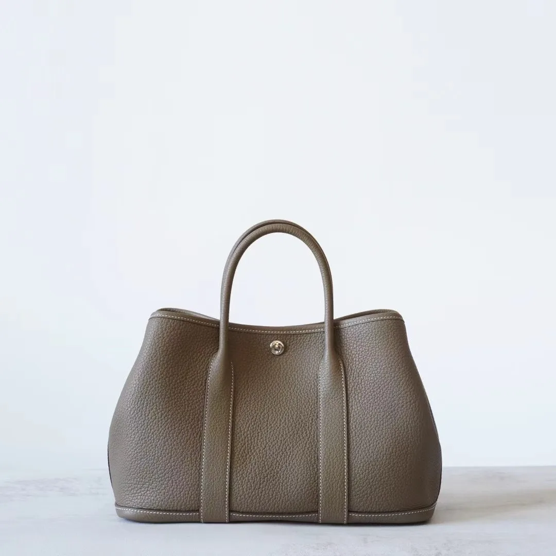 Кожаная садовая большая сумка Hanrted, большая женская сумка Capaci, пригородная сумка Negonda из воловьей кожи, сшитая вручную
Кожаная садовая большая сумка Hanrted, большая женская сумка Capaci, пригородная сумка Negonda из воловьей кожи, сшитая вручную