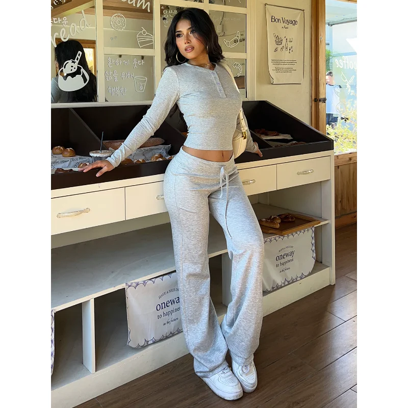 Осень 2026. Повседневная облегающая длинная футболка све и прямые брюки с низкой талией и поясом. Комплект круглых женских брюк на пуговицах.
Осень 2026. Повседневная облегающая длинная футболка све и прямые брюки с низкой талией и поясом. Комплект круглых женских брюк на пуговицах.