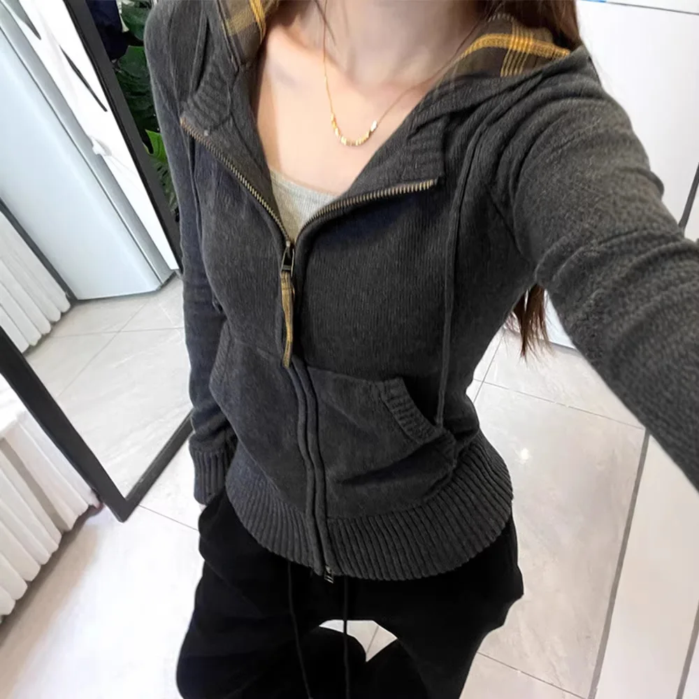 Корейский вязаный кардиган для женщин в американском ретро-стиле, серый, на молнии, с капюшоном, укороченный, приталенный, вязаный жакет на весну, осень, зиму
Корейский вязаный кардиган для женщин в американском ретро-стиле, серый, на молнии, с капюшоном, укороченный, приталенный, вязаный жакет на весну, осень, зиму