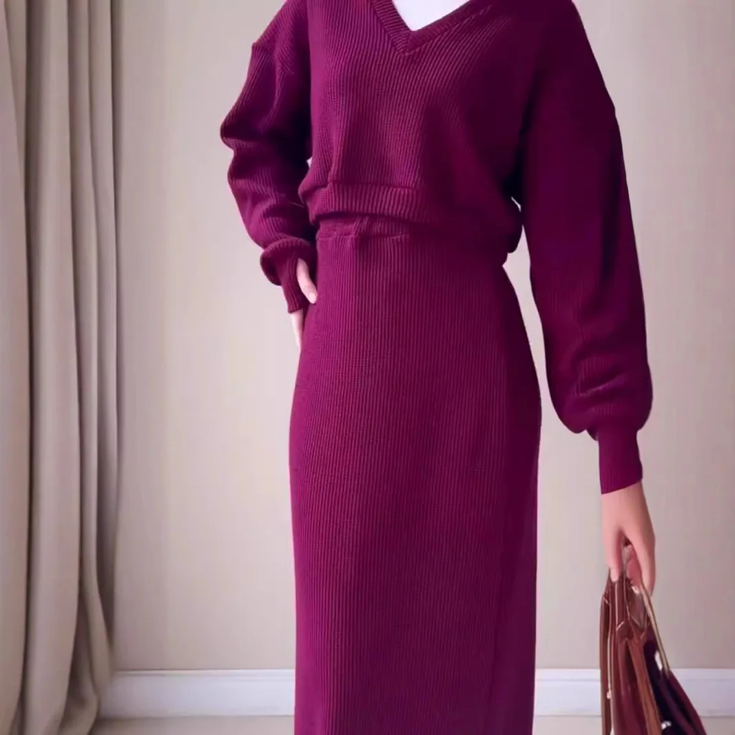 Autumn and winter women's clothing V-neck short loose top soft knitted pencil skirt sweater set fashionable simple temperament e
Autumn and winter women's clothing V-neck short loose top soft knitted pencil skirt sweater set fashionable simple temperament e