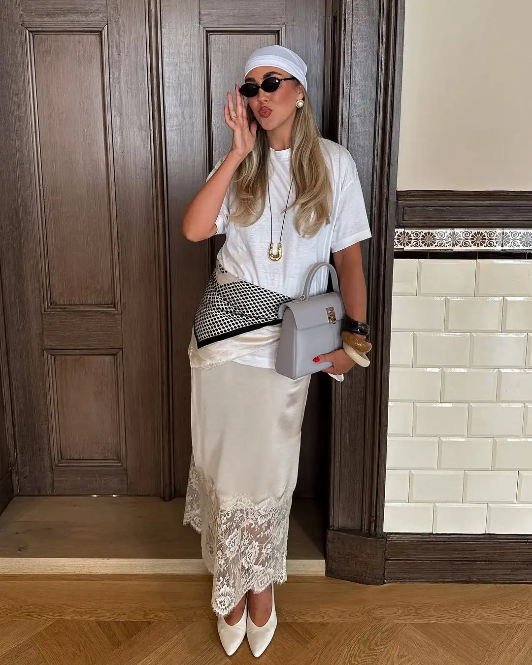 Women Sexy Lace Patchwork Long Skirt Elegant Fashion Solid Waist Cinching Mid-length Bottom Lady Party Daily Street Skirts
Women Sexy Lace Patchwork Long Skirt Elegant Fashion Solid Waist Cinching Mid-length Bottom Lady Party Daily Street Skirts