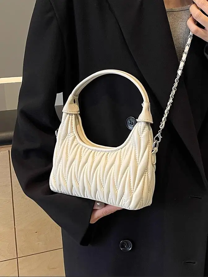 Designer Embroidery Thread Handbag for Women New Fashion Wrinkled Crescent Bag Autumn/Winter Chain Crossbody Bag Dumpling Hobos
Designer Embroidery Thread Handbag for Women New Fashion Wrinkled Crescent Bag Autumn/Winter Chain Crossbody Bag Dumpling Hobos