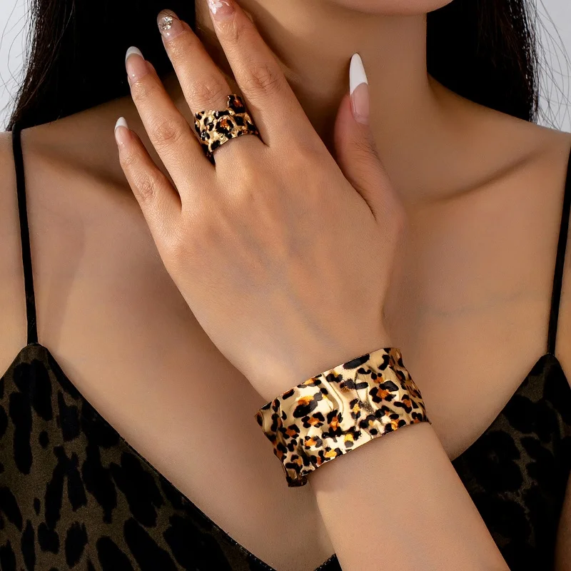 Vintage Fashion Geometric Wide Face Pleated Bracelet Opening Adjustable Ring Set Women's Holiday Party High-End Luxury Jewelry
Vintage Fashion Geometric Wide Face Pleated Bracelet Opening Adjustable Ring Set Women's Holiday Party High-End Luxury Jewelry