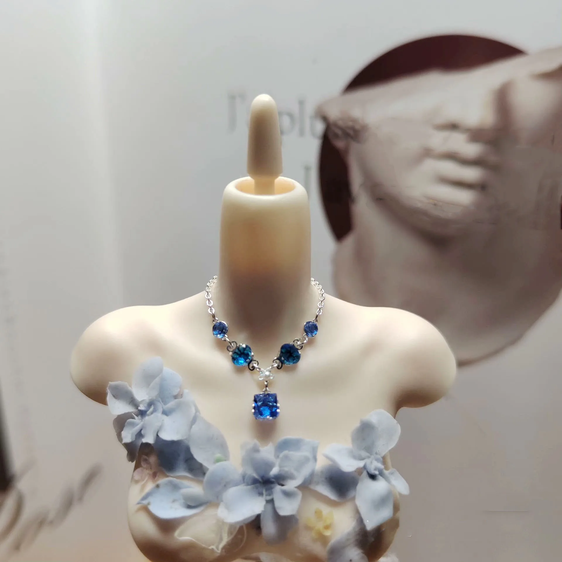 Nice 1/6 scale doll accessories necklace, blue square pendant small pearl princess necklace free shipping
Nice 1/6 scale doll accessories necklace, blue square pendant small pearl princess necklace free shipping