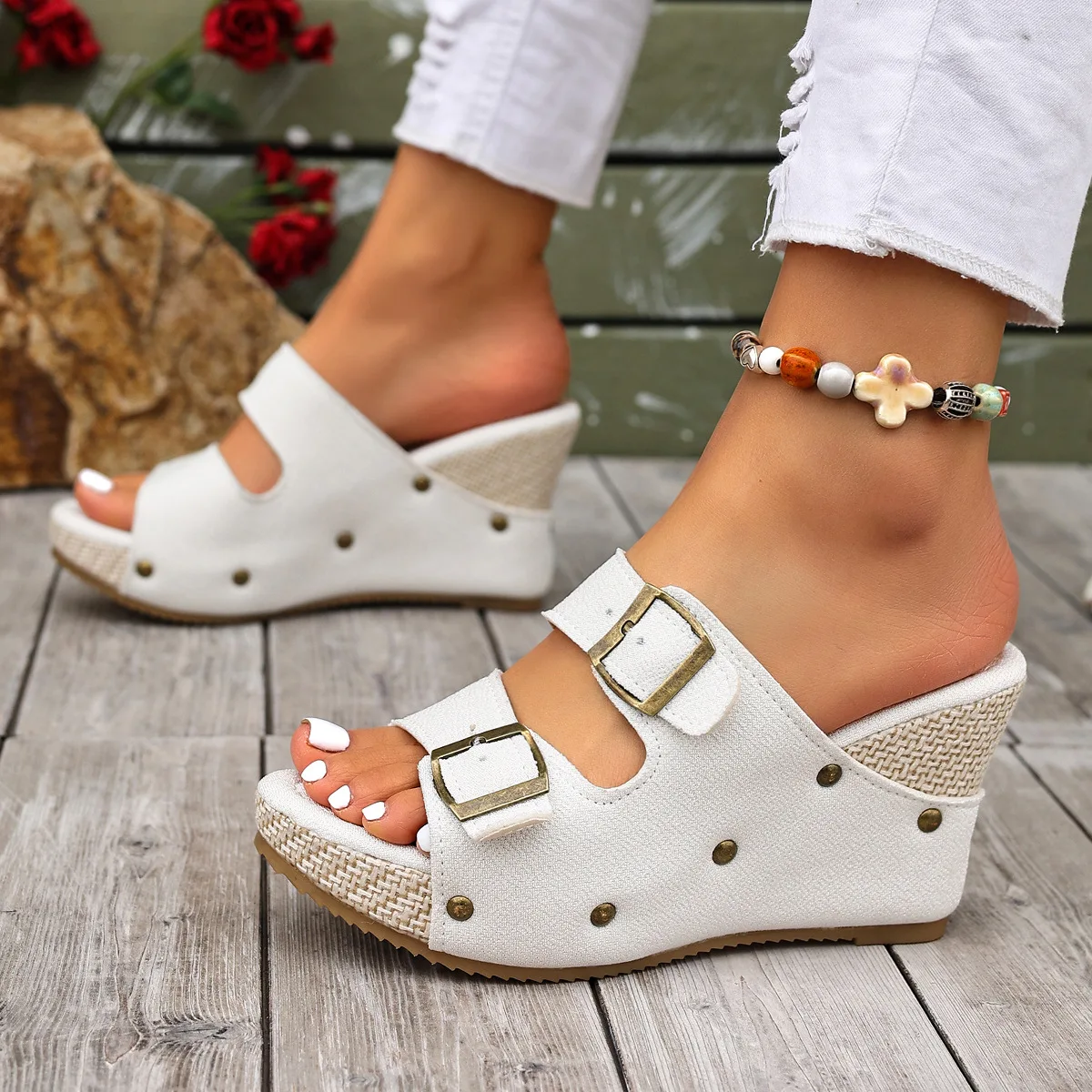 2026 Women's Summer Belt Buckle Slope Heel Slippers Thick Bottom Double Buckle Large One Word Cool Slippers
2026 Women's Summer Belt Buckle Slope Heel Slippers Thick Bottom Double Buckle Large One Word Cool Slippers