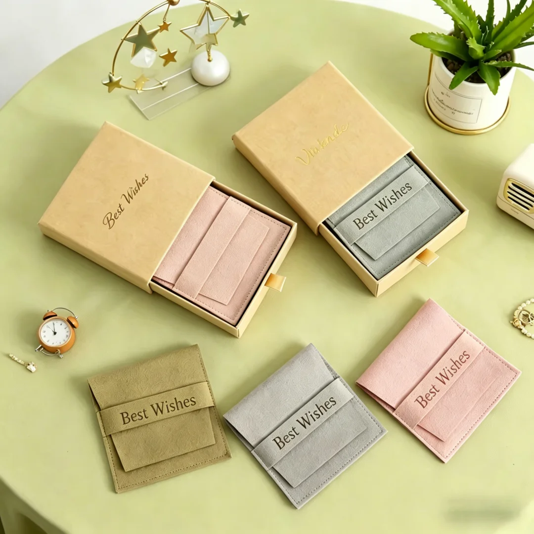Luxury Cardboard Jewelry Storage Box with Sliding Drawer Jewelry Packaging with Microfiber Flap Bag Custom Logo Organizer Bag
Luxury Cardboard Jewelry Storage Box with Sliding Drawer Jewelry Packaging with Microfiber Flap Bag Custom Logo Organizer Bag