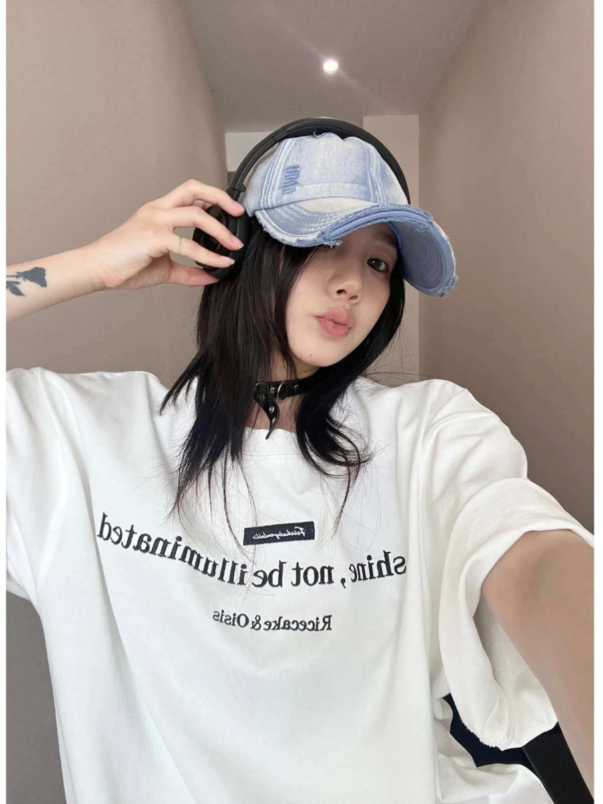 Повседневная хлопковая футболка оверсайз, женская футболка из чистого хлопка с вышивкой, винтажный белый топ на лето
Повседневная хлопковая футболка оверсайз, женская футболка из чистого хлопка с вышивкой, винтажный белый топ на лето