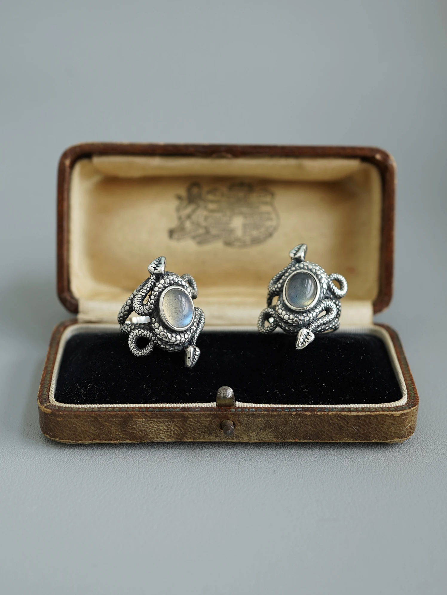 925 Sterling Silver Ring with Natural Gemstone Snake Shape Lotus Flower Design Vintage Personalized Closed Ring Fashion Jewelry
925 Sterling Silver Ring with Natural Gemstone Snake Shape Lotus Flower Design Vintage Personalized Closed Ring Fashion Jewelry