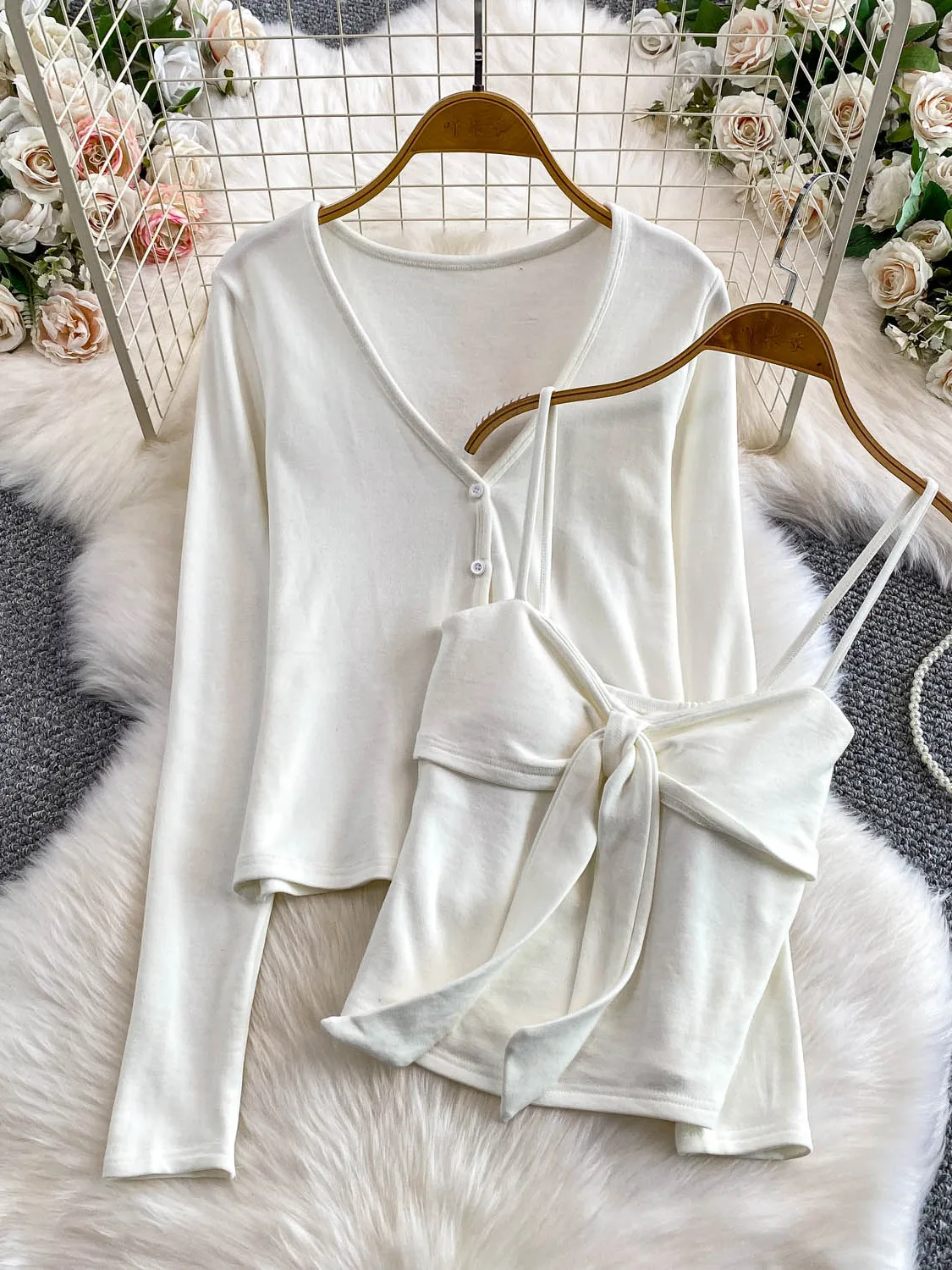 Корейский вязаный комплект с длинными рукавами и V-образным вырезом, с поясом, на одной пуговице, в стиле Pure Desire, с подкладкой на груди и бретельками
Корейский вязаный комплект с длинными рукавами и V-образным вырезом, с поясом, на одной пуговице, в стиле Pure Desire, с подкладкой на груди и бретельками