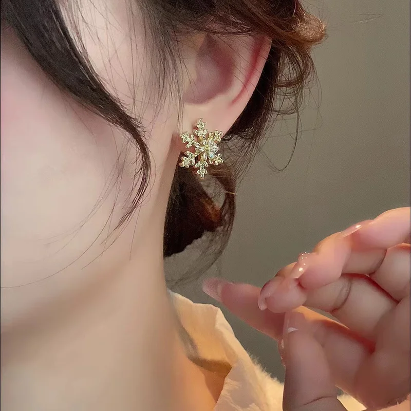 EVISPOL Luxury Christmas Snowflake Stud Earrings for Women Exquisite Unique Autumn and Winter Earring Jewelry Gift
EVISPOL Luxury Christmas Snowflake Stud Earrings for Women Exquisite Unique Autumn and Winter Earring Jewelry Gift