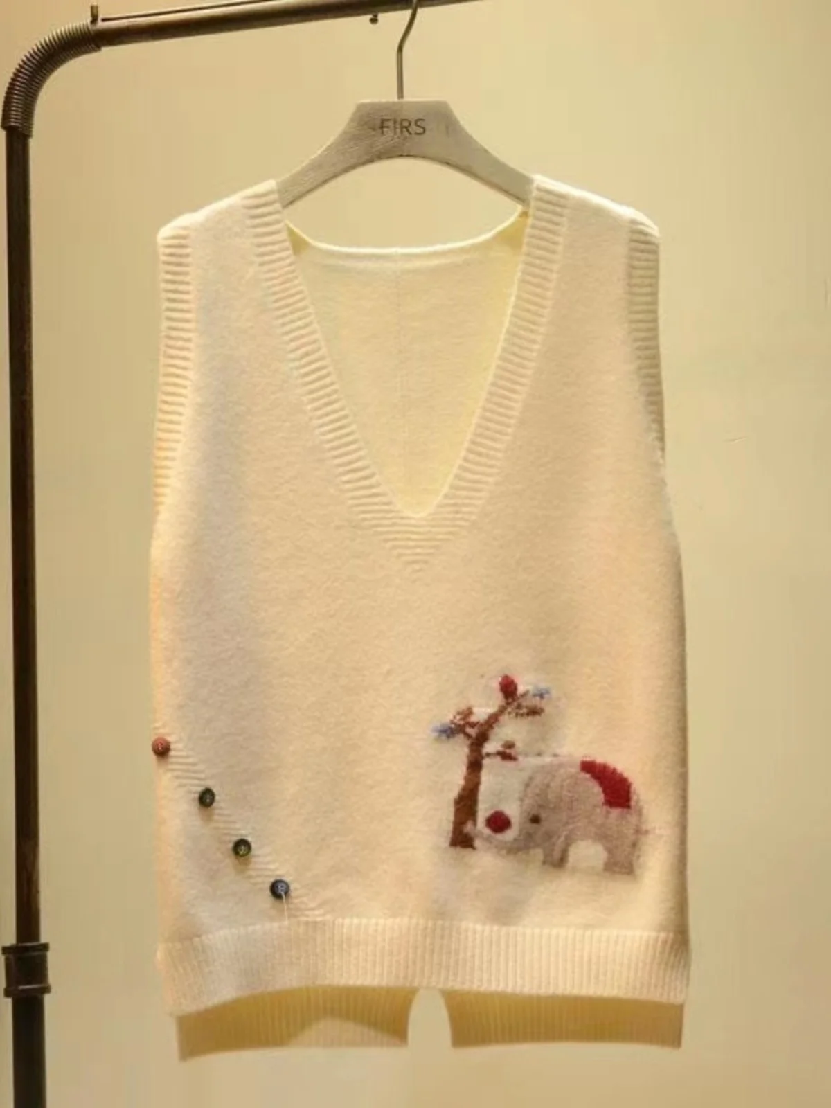 Женский вязаный жилет с V-образным вырезом и цветными пуговицами, осенняя верхняя одежда, стандартная длина, с цветочным узором, из других материалов
Женский вязаный жилет с V-образным вырезом и цветными пуговицами, осенняя верхняя одежда, стандартная длина, с цветочным узором, из других материалов