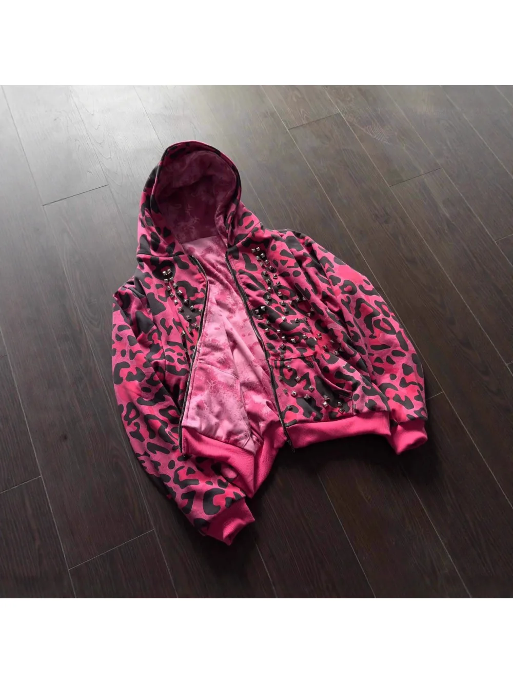 2026 new American retro trend leopard print rivet niche high street hoodie unisex versatile casual trend double-sided sweatshirt
2026 new American retro trend leopard print rivet niche high street hoodie unisex versatile casual trend double-sided sweatshirt