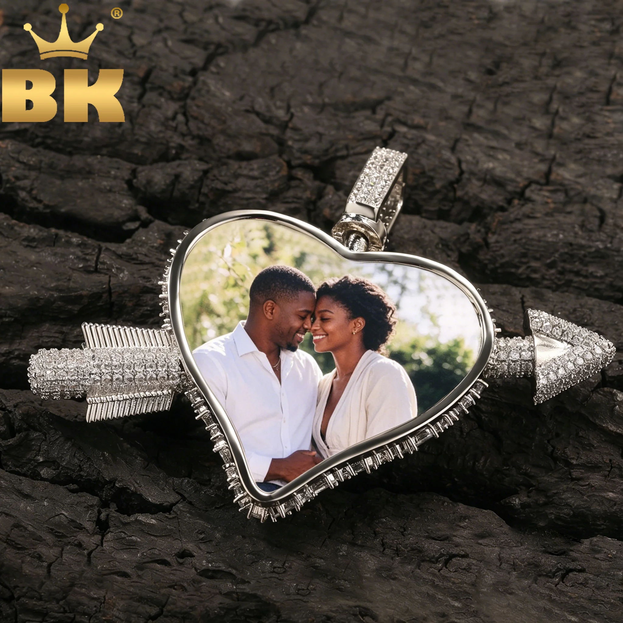 TBTK Heart Arrow Pendant Custom Photo Necklace Iced Out Two Tone Cubic Zirconia Memory Couple Gift DIY Picture Hiphop Jewelry
TBTK Heart Arrow Pendant Custom Photo Necklace Iced Out Two Tone Cubic Zirconia Memory Couple Gift DIY Picture Hiphop Jewelry