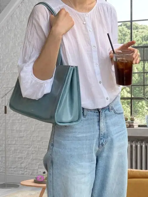 Large Capaci Tote Bag Oblique Bag Faionable Magnetic Bule Closure PU Leather Ladies oulder Bag for Daily Use
Large Capaci Tote Bag Oblique Bag Faionable Magnetic Bule Closure PU Leather Ladies oulder Bag for Daily Use