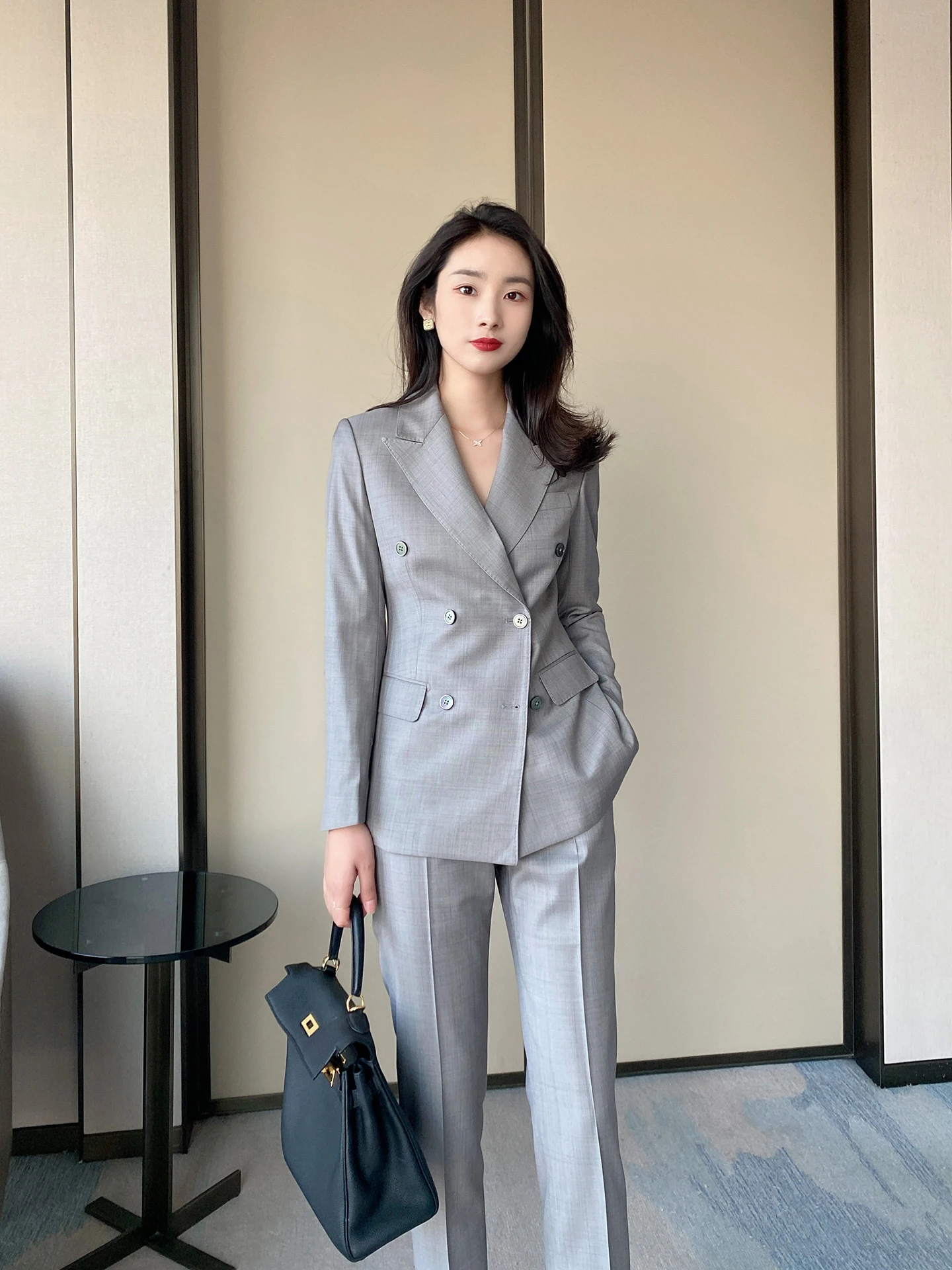 Классический легкий костюм для глаз Ele, свободные брюки для похудения, комплект для женщин, деловая одежда для интервью, официальная одежда, полиэстер для поездок на работу
Классический легкий костюм для глаз Ele, свободные брюки для похудения, комплект для женщин, деловая одежда для интервью, официальная одежда, полиэстер для поездок на работу