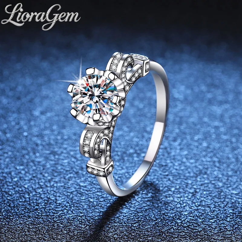 LioraGem Classic Six-Prong Crown Ring for Women, Luxurious Moissanite Romantic Flower Engagement Ring Platinum PT950 Stamp
LioraGem Classic Six-Prong Crown Ring for Women, Luxurious Moissanite Romantic Flower Engagement Ring Platinum PT950 Stamp
