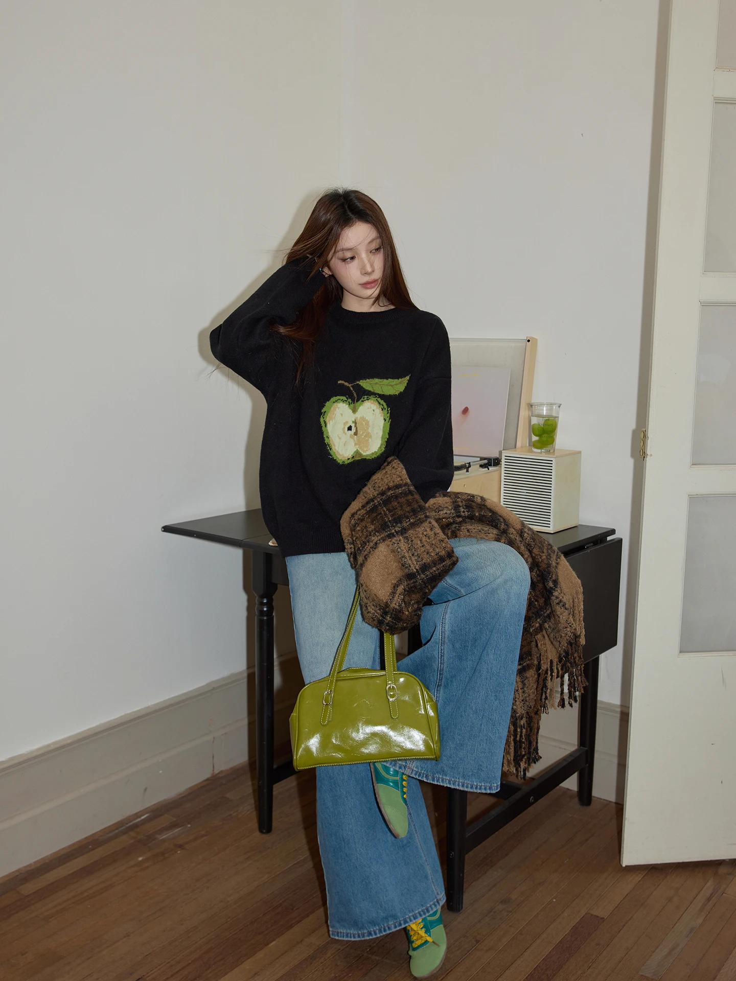 Черный вязаный свитер оверсайз для женщин, зимний, с длинными рукавами, круглым вырезом, мягкий, уютный, повседневный, для работы, модный, из нейлоновой смеси
Черный вязаный свитер оверсайз для женщин, зимний, с длинными рукавами, круглым вырезом, мягкий, уютный, повседневный, для работы, модный, из нейлоновой смеси