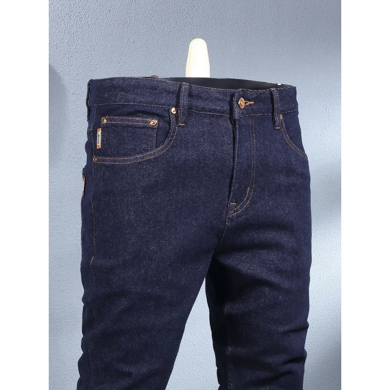 Новые мужские джинсы 2026 года в китайском стиле с вышивкой и принтом «Кой», оригинальный цвет, модные, зауженные, прямые брюки
Новые мужские джинсы 2026 года в китайском стиле с вышивкой и принтом «Кой», оригинальный цвет, модные, зауженные, прямые брюки