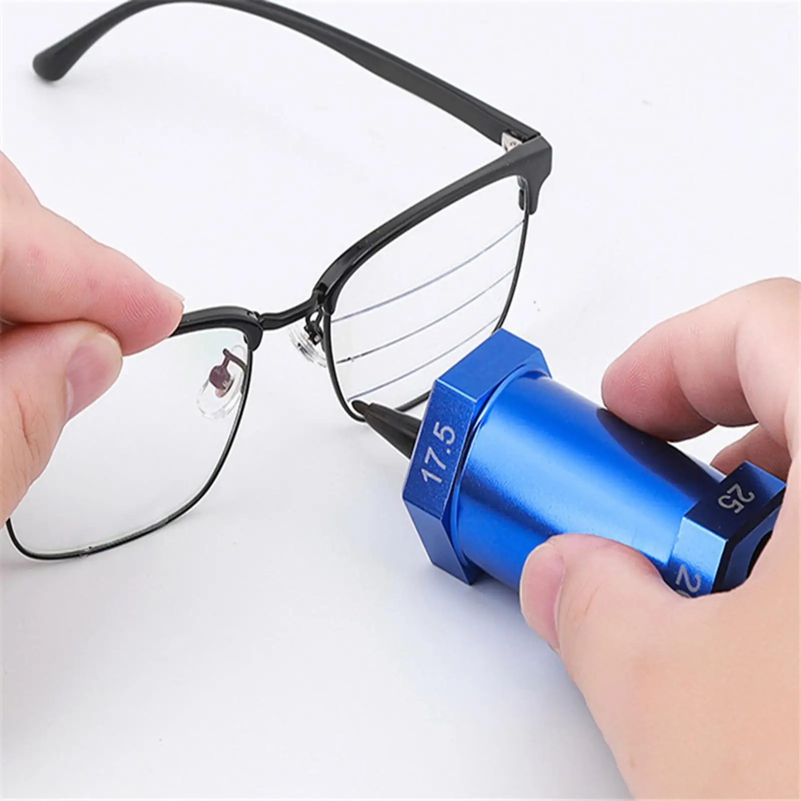 Очки, горизонтальная вертикальная линия, измеритель высоты стеклянной оправы, синий маркер линии очков, портативный, простой в использовании для профессионалов
Очки, горизонтальная вертикальная линия, измеритель высоты стеклянной оправы, синий маркер линии очков, портативный, простой в использовании для профессионалов