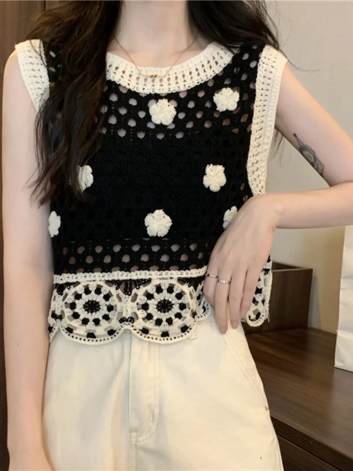 Summer Vintage Rhododendron Knitted Short Sleeveless Hollow out Vest Women's Fashion Korean Style Straight Cut Top
Summer Vintage Rhododendron Knitted Short Sleeveless Hollow out Vest Women's Fashion Korean Style Straight Cut Top