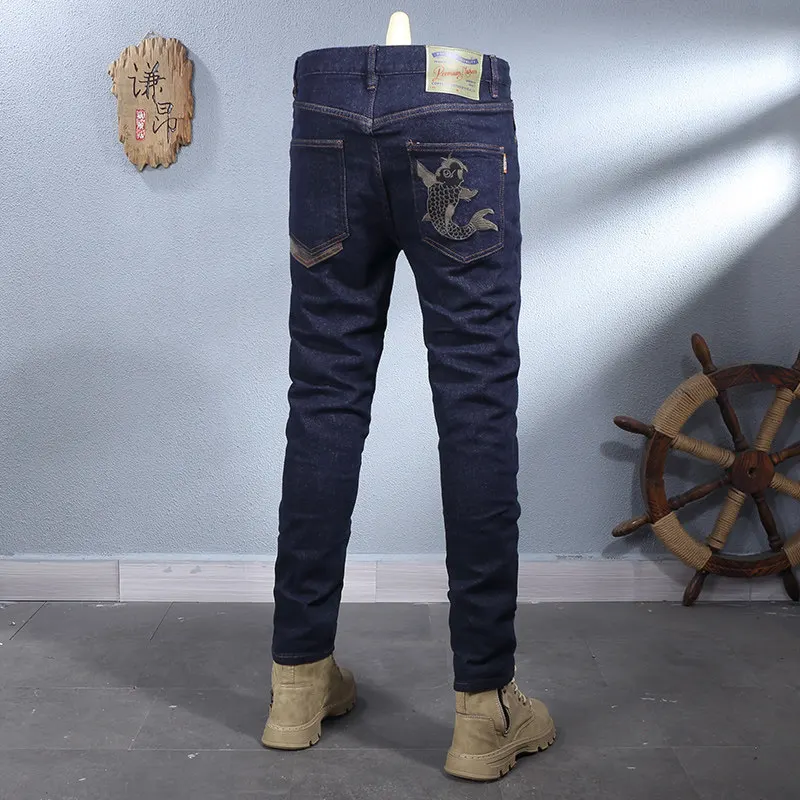 Новые мужские джинсы 2026 года в китайском стиле с вышивкой и принтом «Кой», оригинальный цвет, модные, зауженные, прямые брюки
Новые мужские джинсы 2026 года в китайском стиле с вышивкой и принтом «Кой», оригинальный цвет, модные, зауженные, прямые брюки