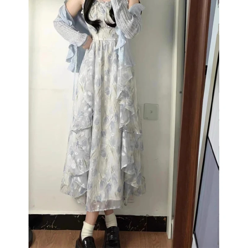 Blue Floral Print Summer New Women's Dress Design Sensation Vacation Style Strap Long Gown with Sunscreen Cardigan
Blue Floral Print Summer New Women's Dress Design Sensation Vacation Style Strap Long Gown with Sunscreen Cardigan