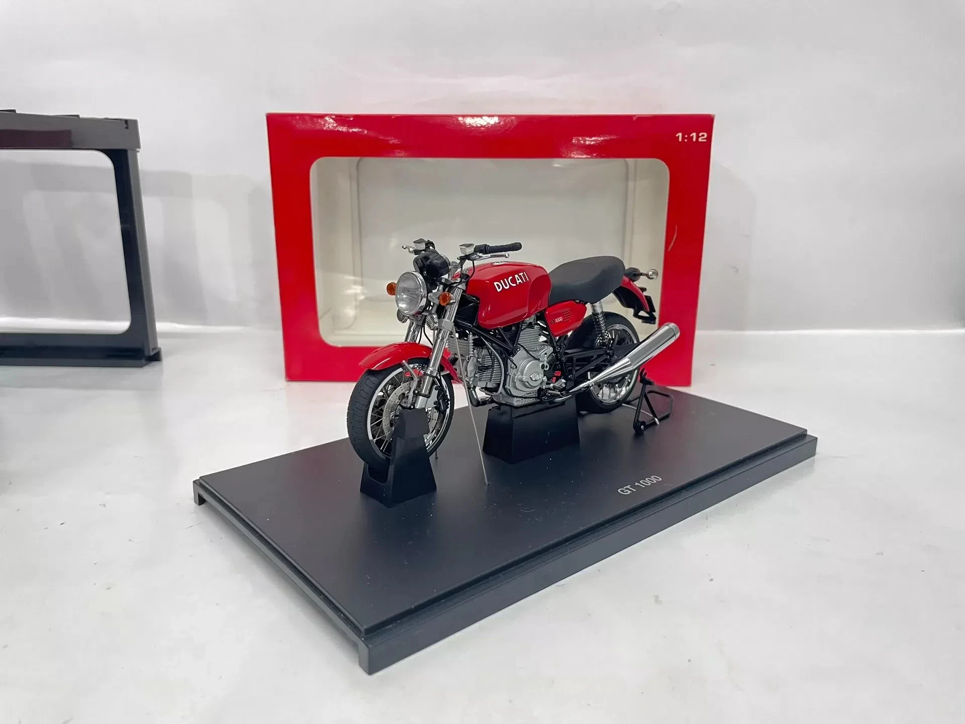 Autoart 1:12 GT 1000 Red Simulation Limited Edition Alloy Metal Static Motorcycle Model Toy Gift
Autoart 1:12 GT 1000 Red Simulation Limited Edition Alloy Metal Static Motorcycle Model Toy Gift
