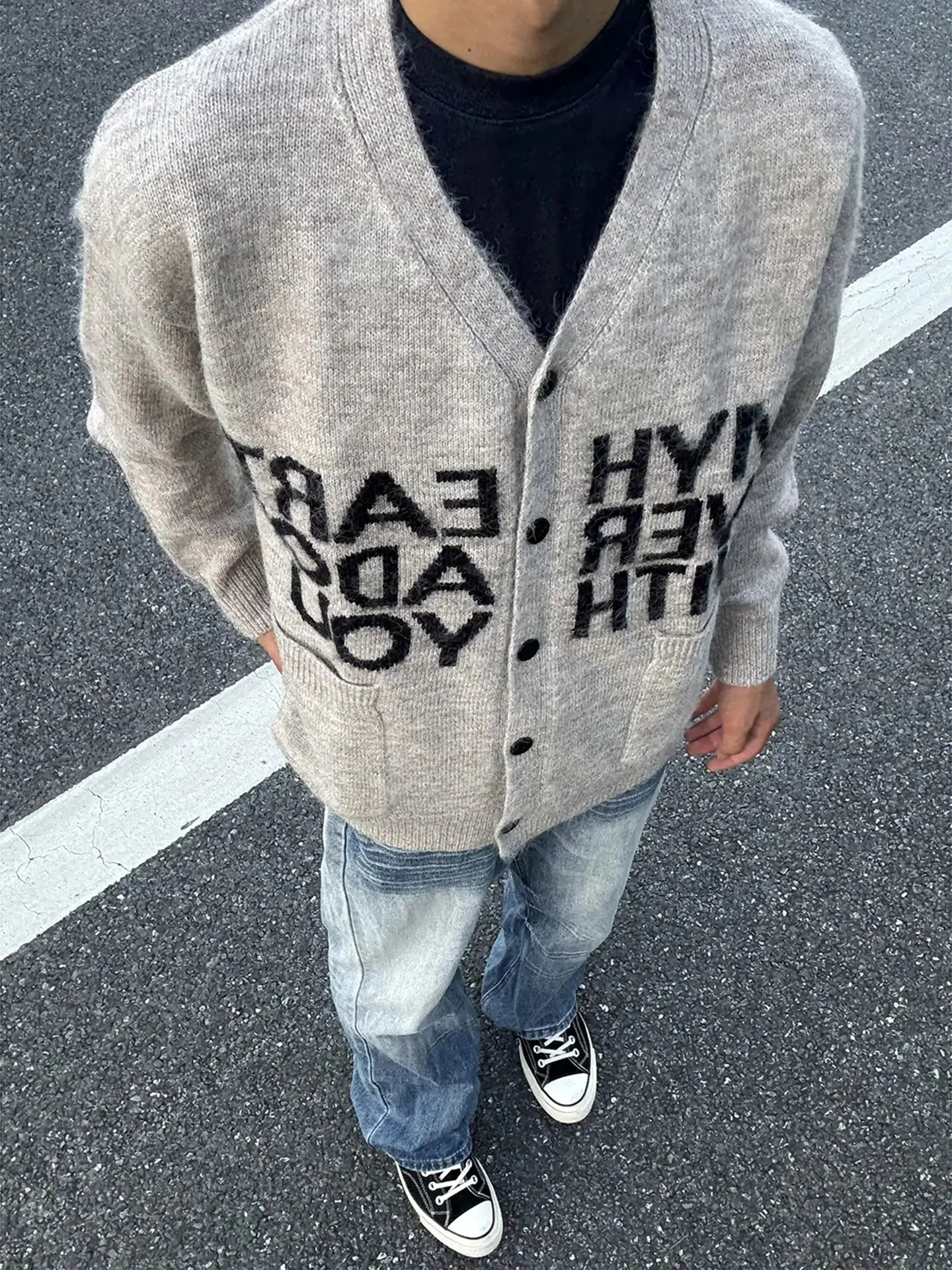 Мягкий вязаный свитер с V-образным вырезом для мужчин, осенний повседневный свободный крой, с принтом-надписью, в американском ретро-стиле, длинный свитер-топ
Мягкий вязаный свитер с V-образным вырезом для мужчин, осенний повседневный свободный крой, с принтом-надписью, в американском ретро-стиле, длинный свитер-топ