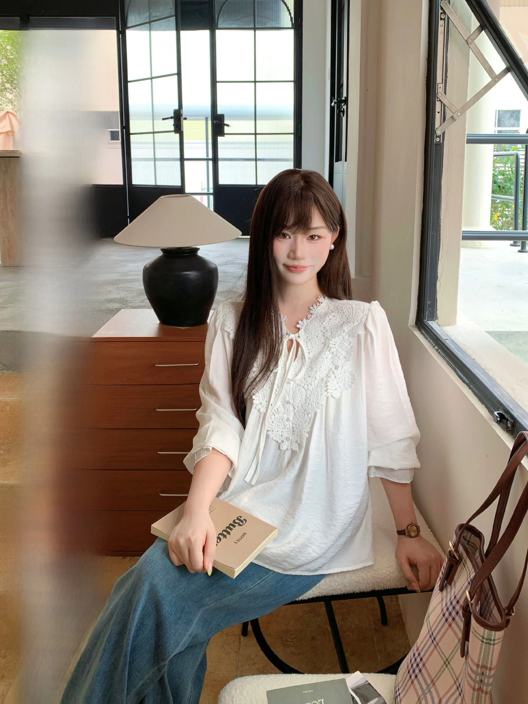 Half Moon Fish【Flower Shadow】Women's Lace Patchwork Shirt Summer New Style V-Neck Loose Embroidered Top Belted Korean Style
Half Moon Fish【Flower Shadow】Women's Lace Patchwork Shirt Summer New Style V-Neck Loose Embroidered Top Belted Korean Style