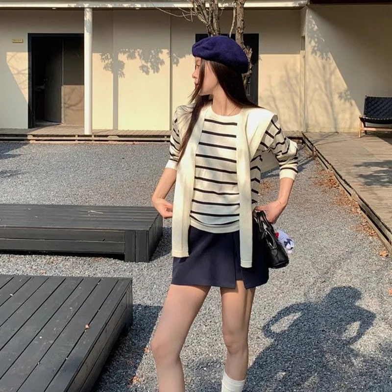Spring/Autumn Young Style Fashion Fake Two Pieces Striped Long Sleeved T-shirt High Quality Casual Elegant Popular Women's Top
Spring/Autumn Young Style Fashion Fake Two Pieces Striped Long Sleeved T-shirt High Quality Casual Elegant Popular Women's Top