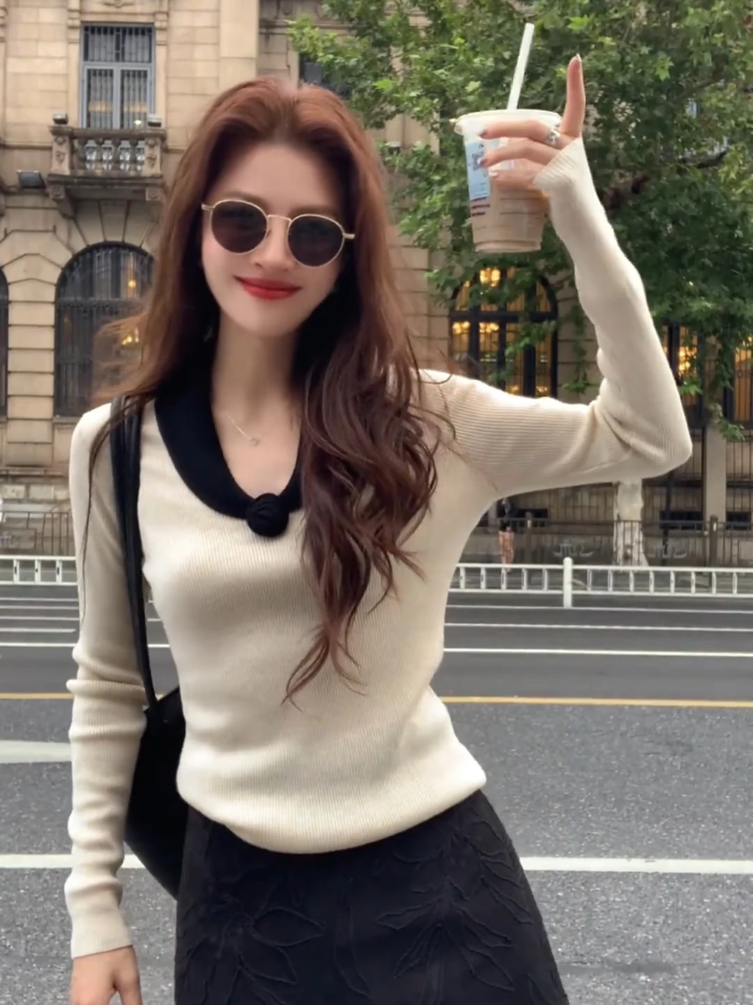 Женский осенне-зимний свитер Slim Fit с V-образным вырезом, длинными рукавами, вязаный, с цветочным узором и контрастным дизайном в стиле Color Block
Женский осенне-зимний свитер Slim Fit с V-образным вырезом, длинными рукавами, вязаный, с цветочным узором и контрастным дизайном в стиле Color Block