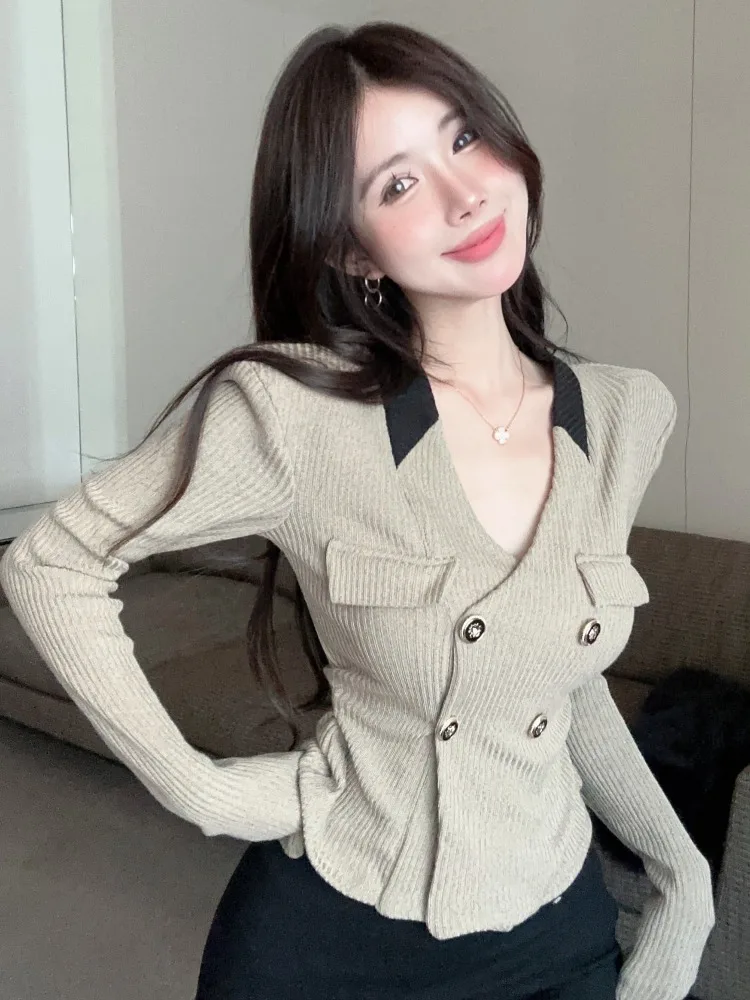 Retro American Spicy Girl Long Sleeve Slim Fit V-Neck Base Shirt Women Elegant Design Double Button Personality Top
Retro American Spicy Girl Long Sleeve Slim Fit V-Neck Base Shirt Women Elegant Design Double Button Personality Top