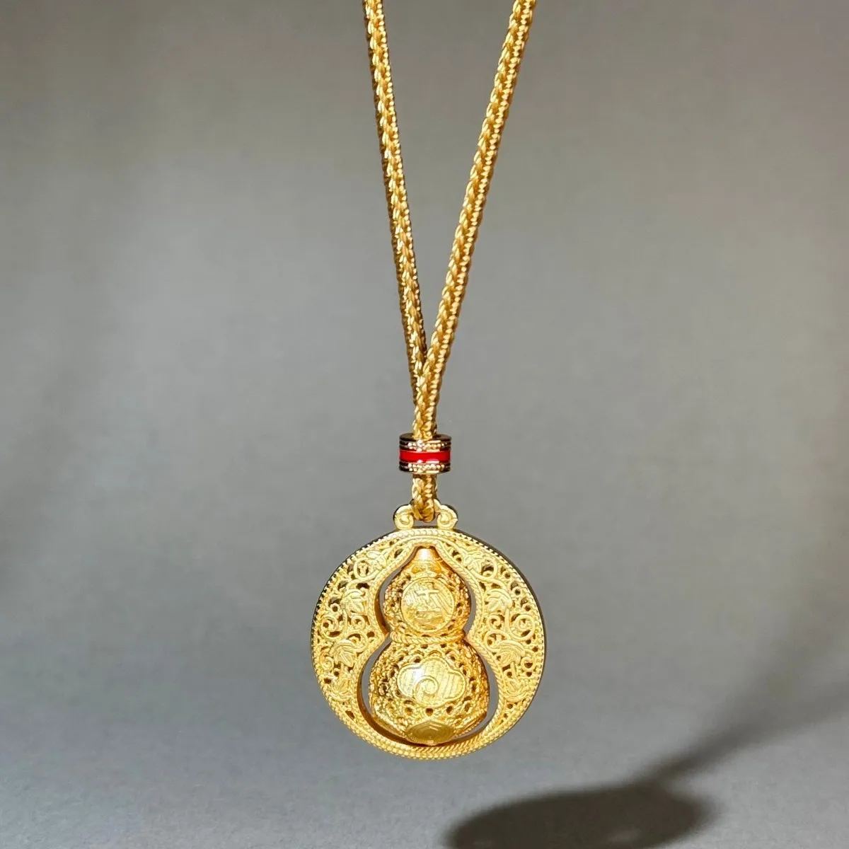 Liquan necklace (for both men and women) with interchangeable pendant that can rotate. New Chinese-style sweater chain.
Liquan necklace (for both men and women) with interchangeable pendant that can rotate. New Chinese-style sweater chain.