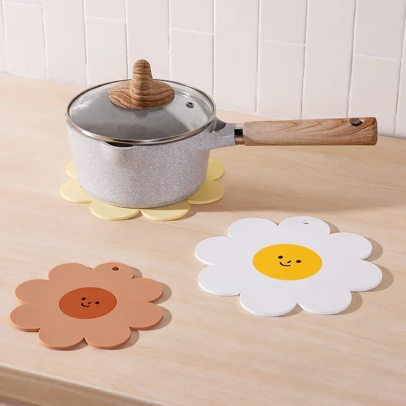 Sunflower PVC Heat Insulation Pad Household Bowl Mat Kitchen Cartoon Special-shaped Soft Rubber Table Mat Anti-scald Coaster
Sunflower PVC Heat Insulation Pad Household Bowl Mat Kitchen Cartoon Special-shaped Soft Rubber Table Mat Anti-scald Coaster