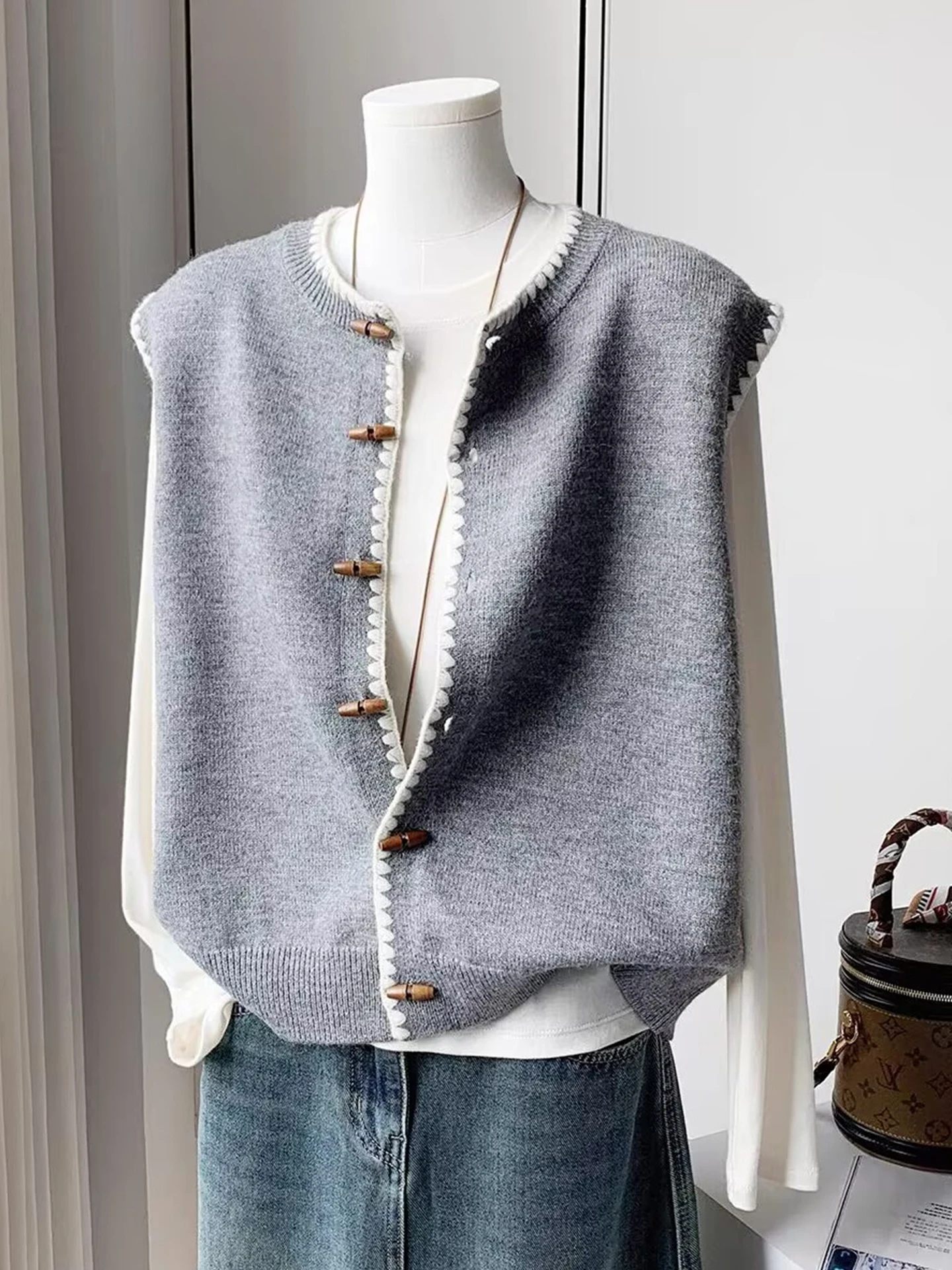 Loose Knitted Cardigan with Horn Buttons Faionable Autumn Top Artistic Sle Korean Trendy Loose Vest Personali Quali
Loose Knitted Cardigan with Horn Buttons Faionable Autumn Top Artistic Sle Korean Trendy Loose Vest Personali Quali