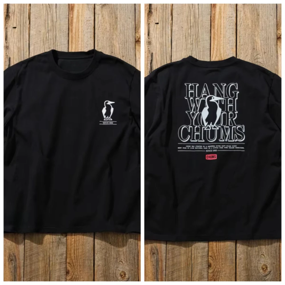 Лето 2029. Хлопковая футболка с принтом CHUMS x FREAK'S STORE для мужчин и женщин. Быстросохнущая защита от солнца с коротким рукавом. Высококачественный комфорт. 
Лето 2029. Хлопковая футболка с принтом CHUMS x FREAK'S STORE для мужчин и женщин. Быстросохнущая защита от солнца с коротким рукавом. Высококачественный комфорт.