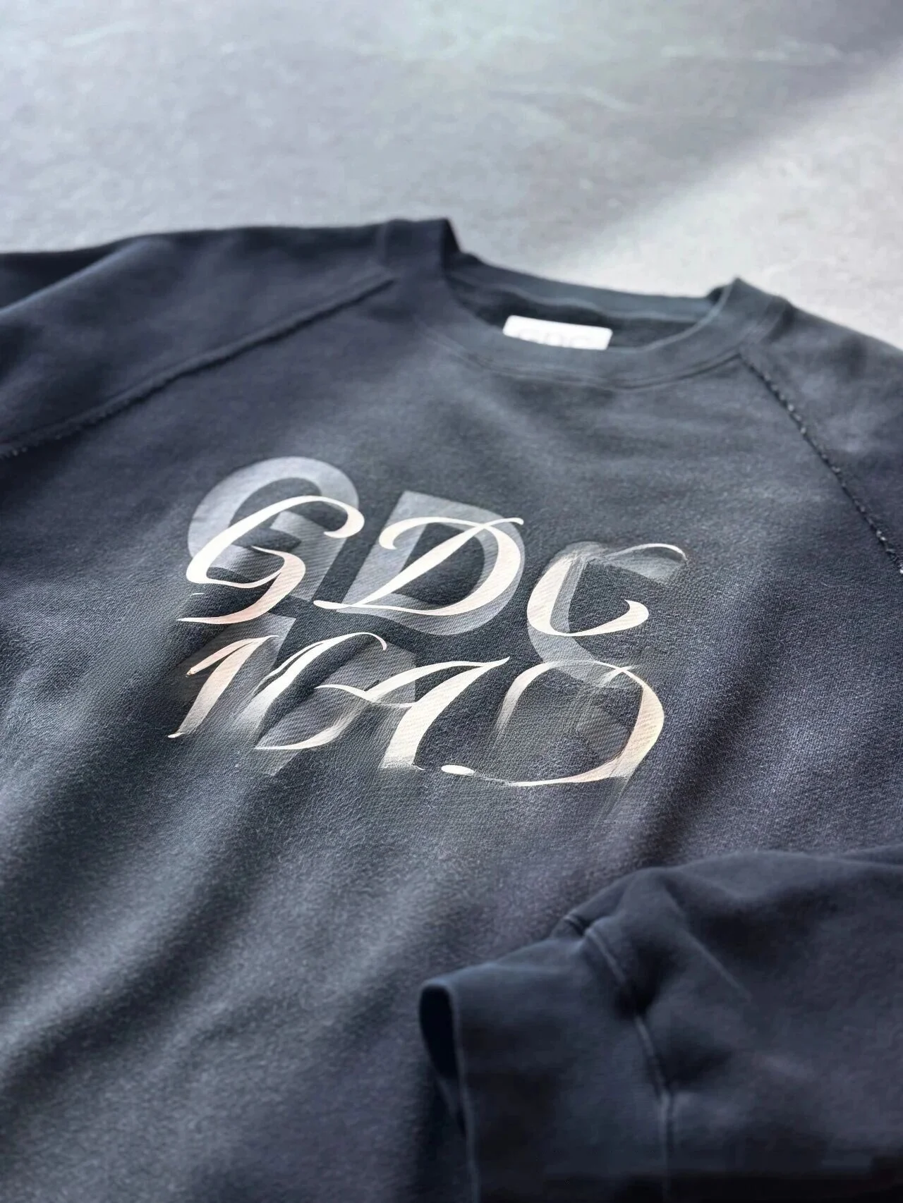 Waed Heavyweight MADNX G anghai Fla Limited Edition Collaborative Vintage round Ne Sweatirt Wu Wen Le Base irt
Waed Heavyweight MADNX G anghai Fla Limited Edition Collaborative Vintage round Ne Sweatirt Wu Wen Le Base irt
