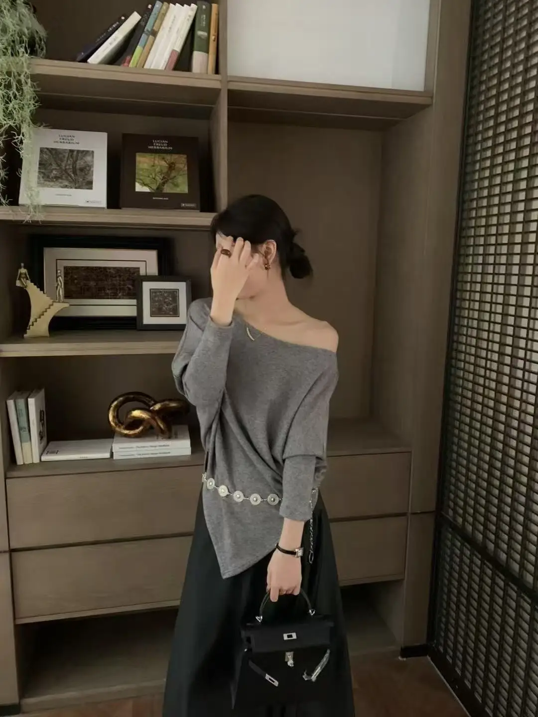 High-End European Fashion Skirt Set with Batwing Sleeves One-Shoulder Belted Knitted Top High-Waisted Leather Skirt for ...
High-End European Fashion Skirt Set with Batwing Sleeves One-Shoulder Belted Knitted Top High-Waisted Leather Skirt for ...