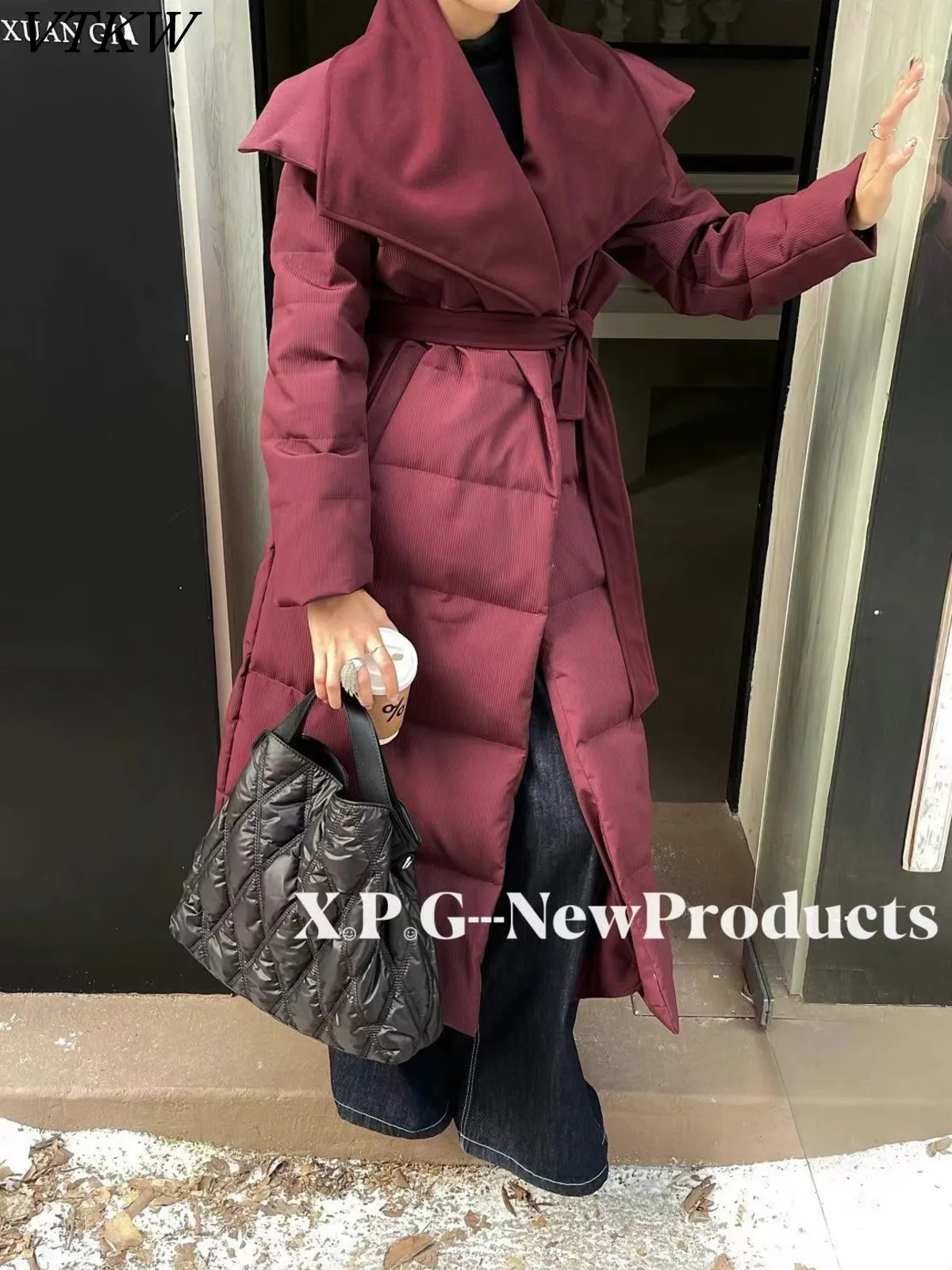 VTKW женское бордовое длинное хлопковое пальто, зимняя куртка 2025, новый стиль, лоскутное пальто с поясом, большие лацканы, элегантное, удобное, повседневное, шикарное
VTKW женское бордовое длинное хлопковое пальто, зимняя куртка 2025, новый стиль, лоскутное пальто с поясом, большие лацканы, элегантное, удобное, повседневное, шикарное