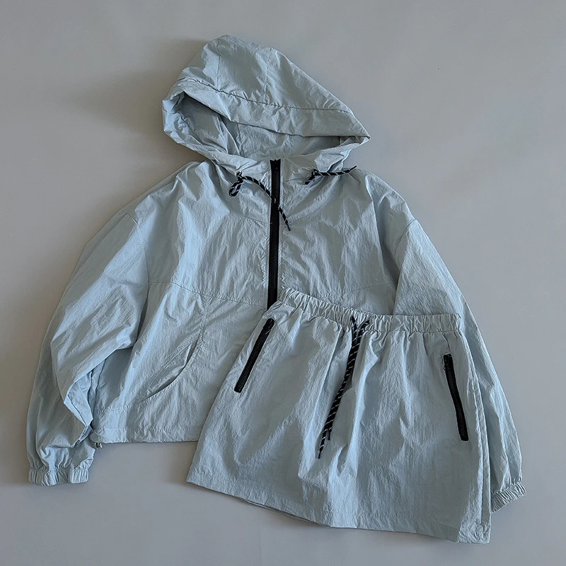 Простой однотонный комплект солнцезащитных кремов для женщин, летняя тонкая куртка с капюшоном на молнии, короткая юбка на шнурке, костюмы из 2 предметов, женский наряд
Простой однотонный комплект солнцезащитных кремов для женщин, летняя тонкая куртка с капюшоном на молнии, короткая юбка на шнурке, костюмы из 2 предметов, женский наряд