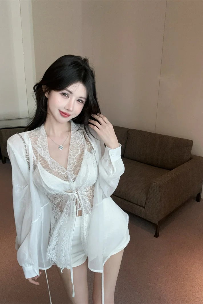 Summer Fake Two-Piece Lace Shirt for Women Sexy V-Neck Sheer Chiffon Sun Protection Blouse with Waist-Cinching Pure Desire Style
Summer Fake Two-Piece Lace Shirt for Women Sexy V-Neck Sheer Chiffon Sun Protection Blouse with Waist-Cinching Pure Desire Style