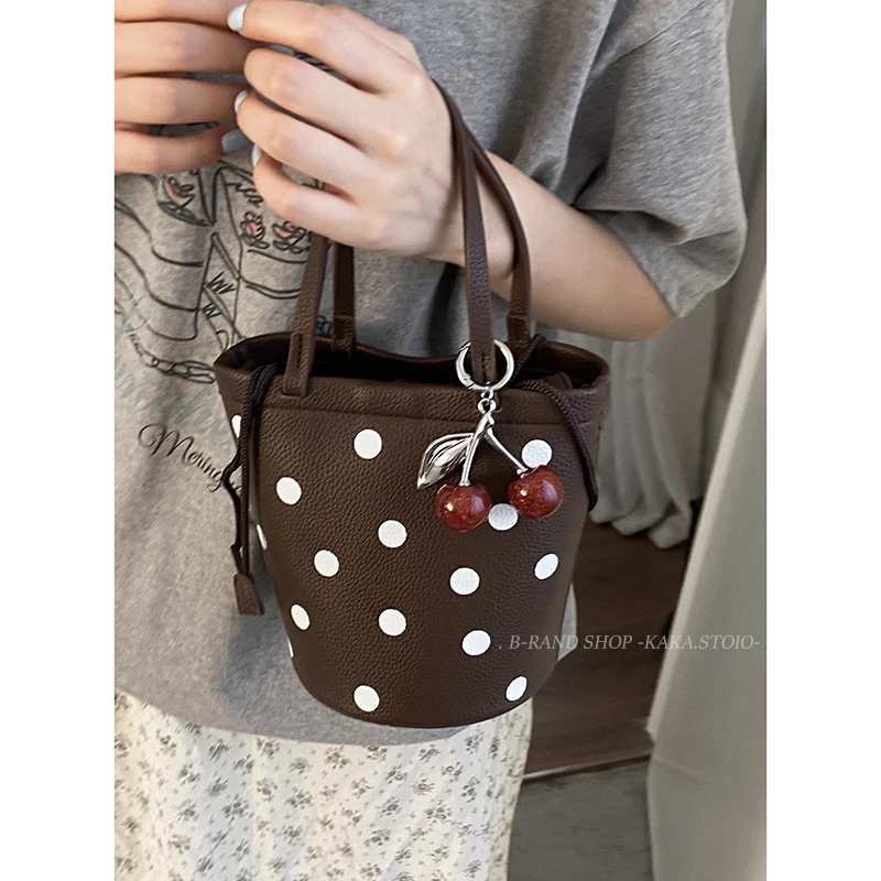 Korean Polka Dot Handbag Women's 2025 New Fashionable Bucket Bag Versatile Ins Shoulder Bag Crossbody Bags
Korean Polka Dot Handbag Women's 2025 New Fashionable Bucket Bag Versatile Ins Shoulder Bag Crossbody Bags