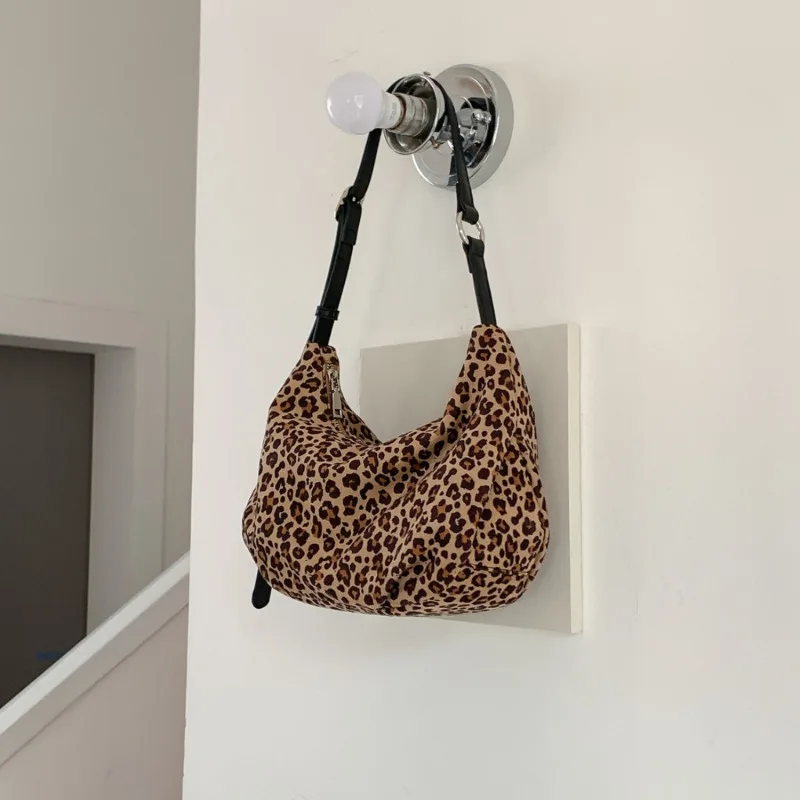 Fashion Leopard Print Shoulder Bag Large Capacity Soft Nylon Tote Bag for Women Guangzhou High Quality Bag
Fashion Leopard Print Shoulder Bag Large Capacity Soft Nylon Tote Bag for Women Guangzhou High Quality Bag