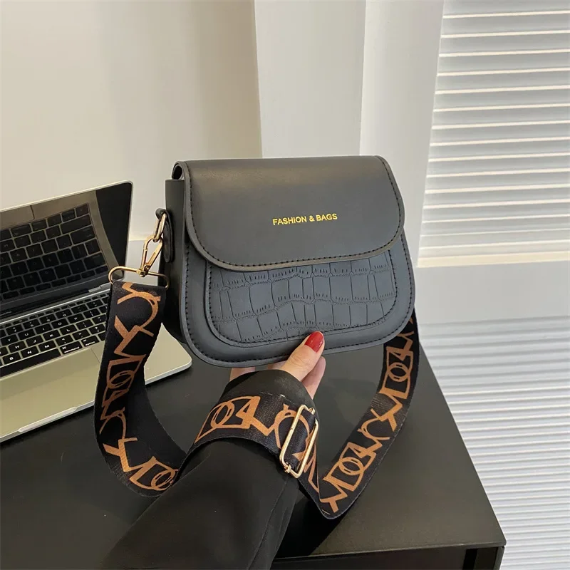 Simple casual small bag Small square bag Fashion trend Shoulder bag
Simple casual small bag Small square bag Fashion trend Shoulder bag