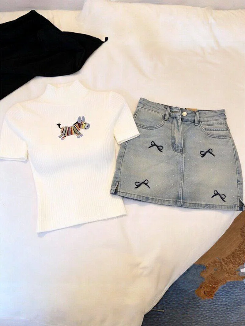 Summer 2026 Women's Korean Style Embroidered Half High Collar Knitwear Slim Fit Denim Short Skirt Two Piece Set Casual Wear
Summer 2026 Women's Korean Style Embroidered Half High Collar Knitwear Slim Fit Denim Short Skirt Two Piece Set Casual Wear
