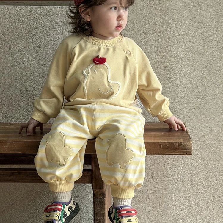 Костюм для девочек, весна-осень 2026, новая детская одежда, полосатая толстовка с капюшоном и штаны с героями мультфильмов для мальчиков и девочек, простой комплект из двух предметов
Костюм для девочек, весна-осень 2026, новая детская одежда, полосатая толстовка с капюшоном и штаны с героями мультфильмов для мальчиков и девочек, простой комплект из двух предметов