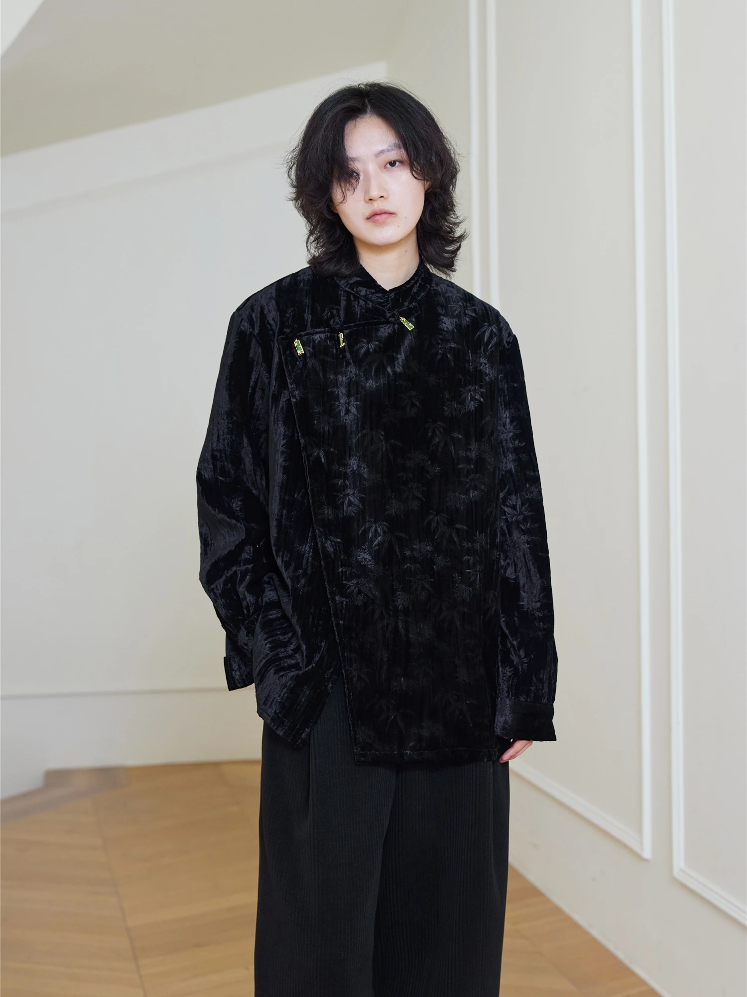 Sunvon 23FW Velvet Shirt Collar Design Button Side Slit Pleated Dark New Chinese Style Loose Fit Long Sleeve Stand Collar Shirt
Sunvon 23FW Velvet Shirt Collar Design Button Side Slit Pleated Dark New Chinese Style Loose Fit Long Sleeve Stand Collar Shirt